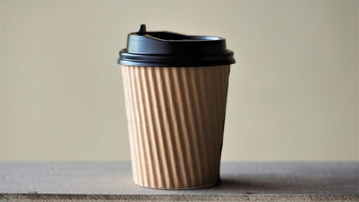 Gør hver kop til en reklame: Tips til effektiv logo-placering på foodtruckens kaffekopper